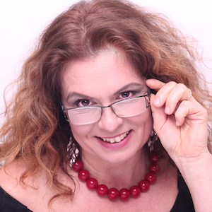 Emese-profil-szemuveges-jo-2